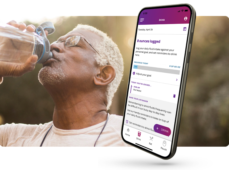 um homem bebendo de uma garrafa