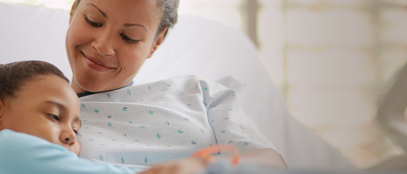 Žena objímající dítě