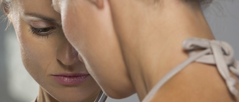 detailní záběr na ženu hledící do zrcadla