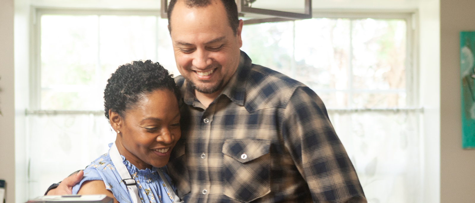 タブレットを見つめる男と少年
