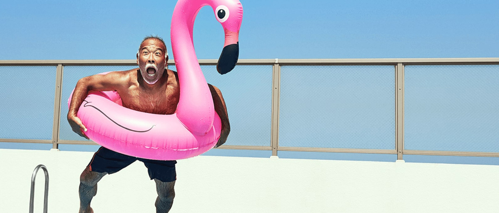 ένα άτομο που πηδά σε μια πισίνα