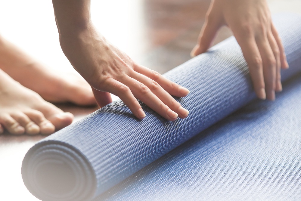 Un primo piano di mani su un tavolo