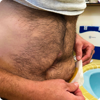 la cabeza de un hombre con un sombrero puesto