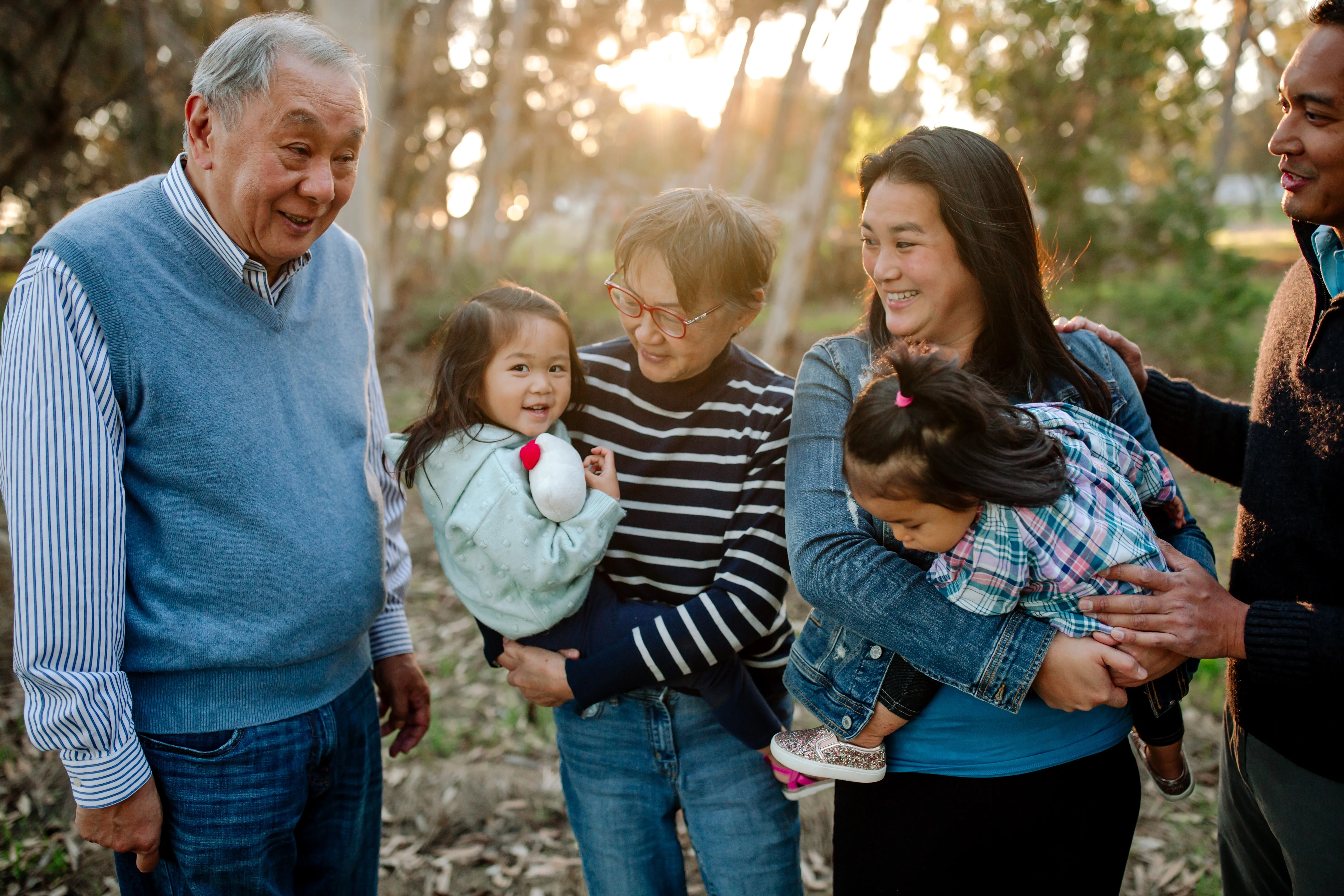 Familia al aire libre con niños