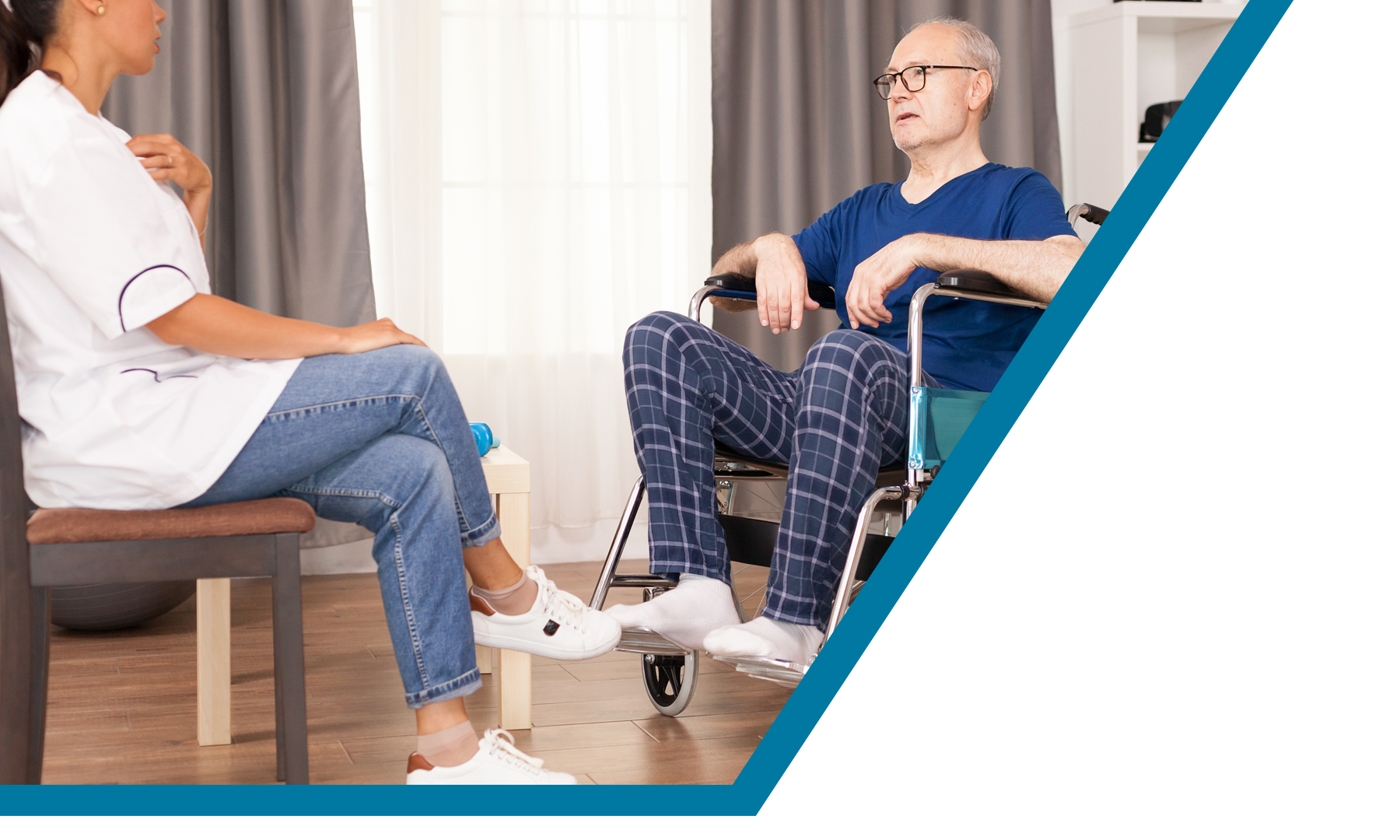 algumas pessoas sentadas em cadeiras